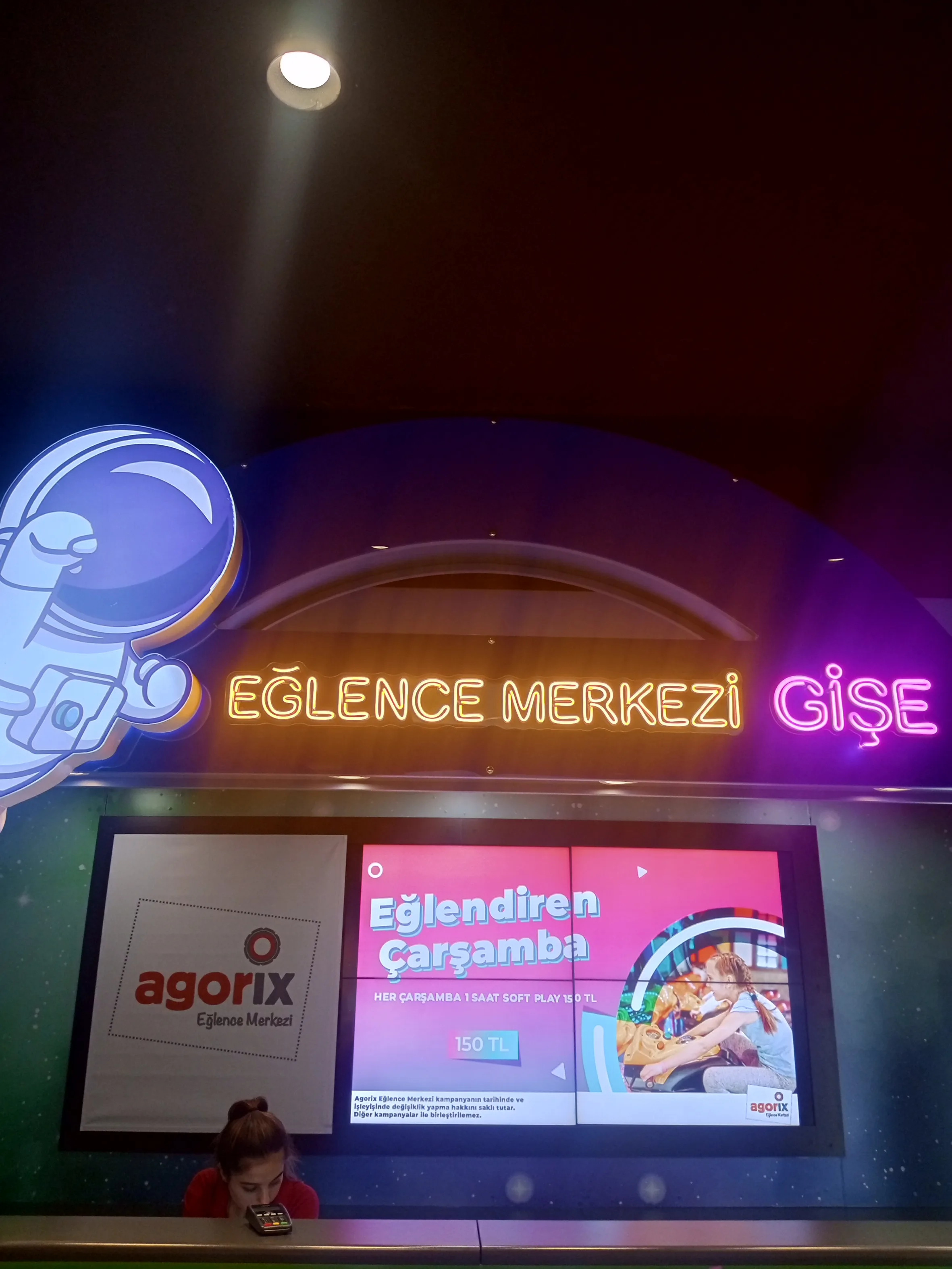 Agora — Leuchtwerbeanlage
