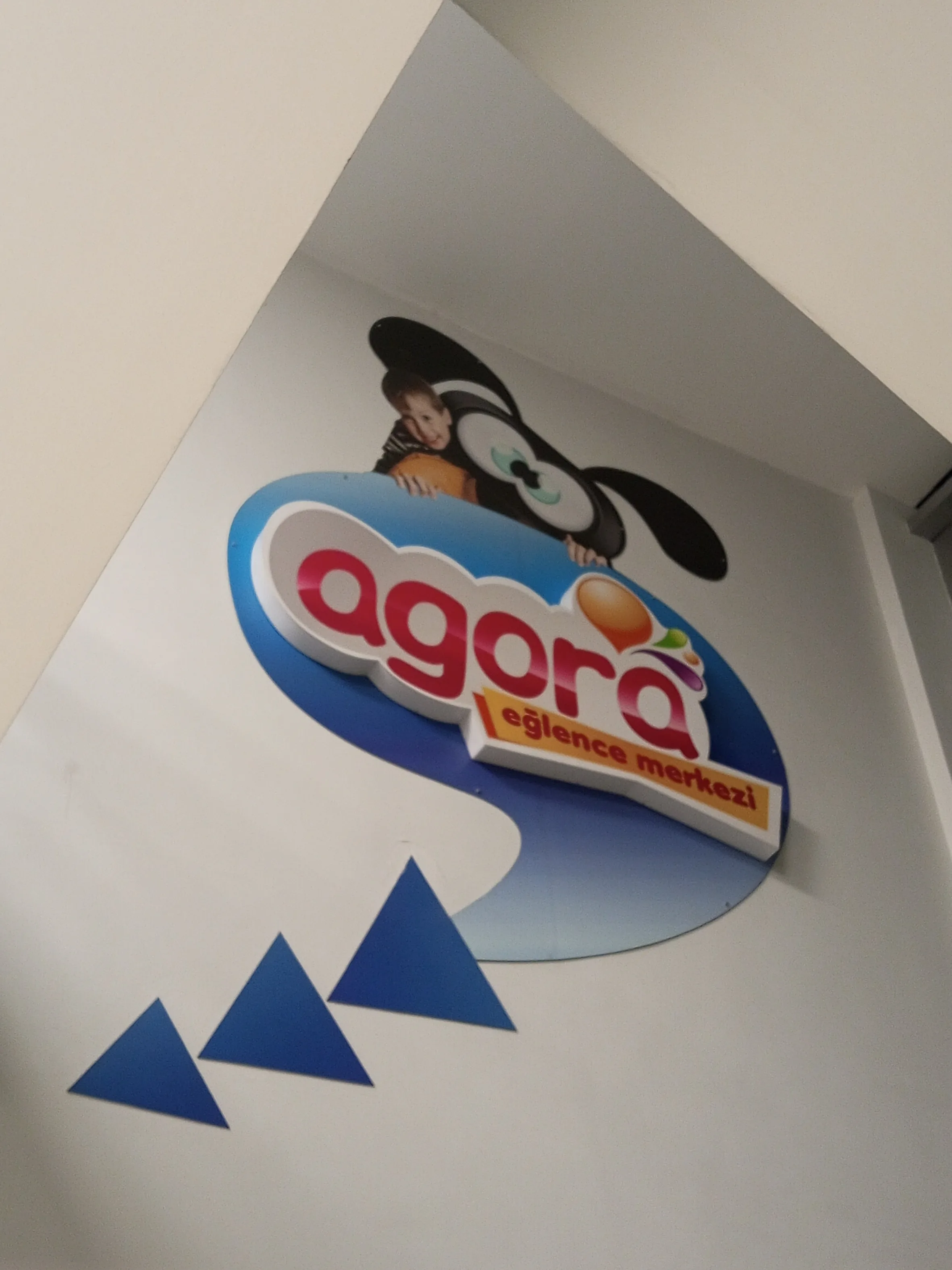 Agora — Leuchtwerbeanlage