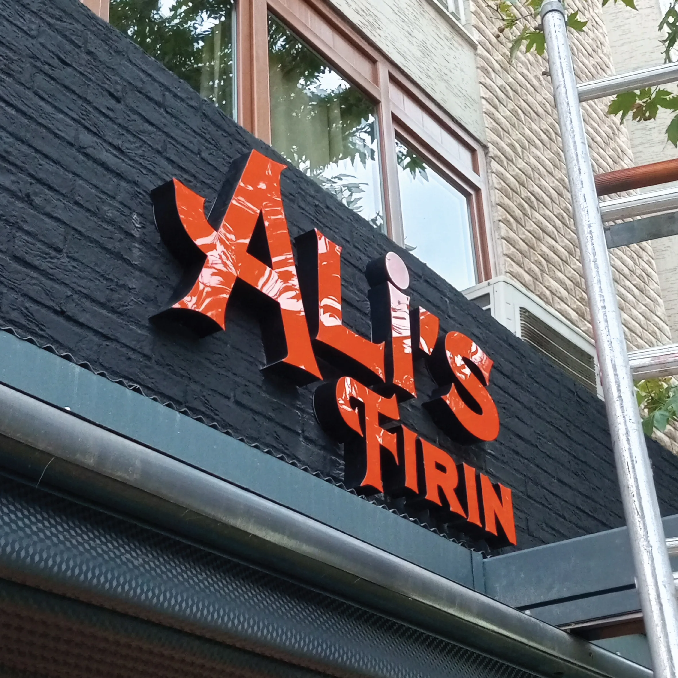Ali's — Kutu Harf