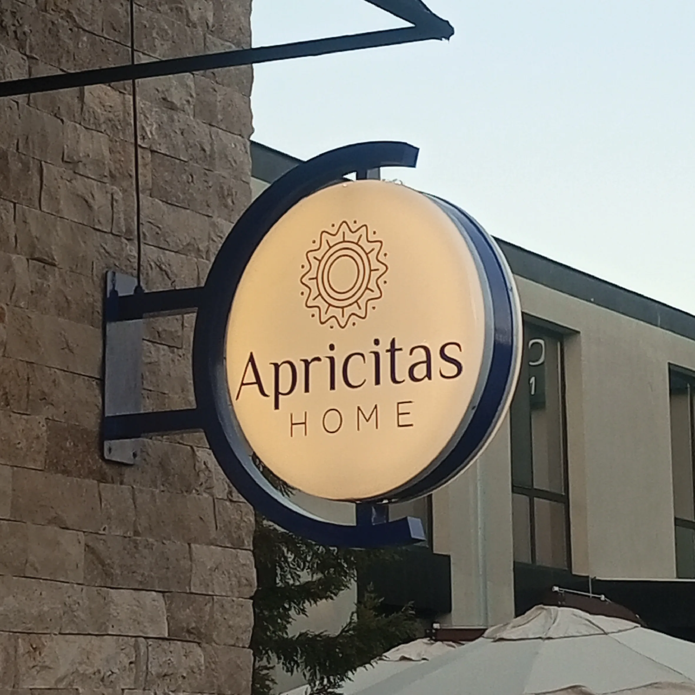 Apricitas Home — Leuchtturmschild