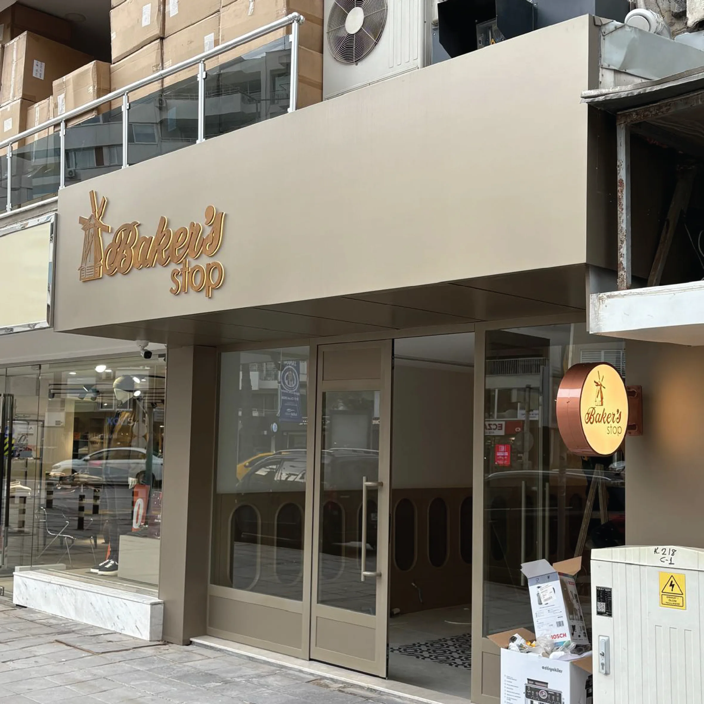 Bakers Cafe — Fassadenwerbung + Leuchtturmschild