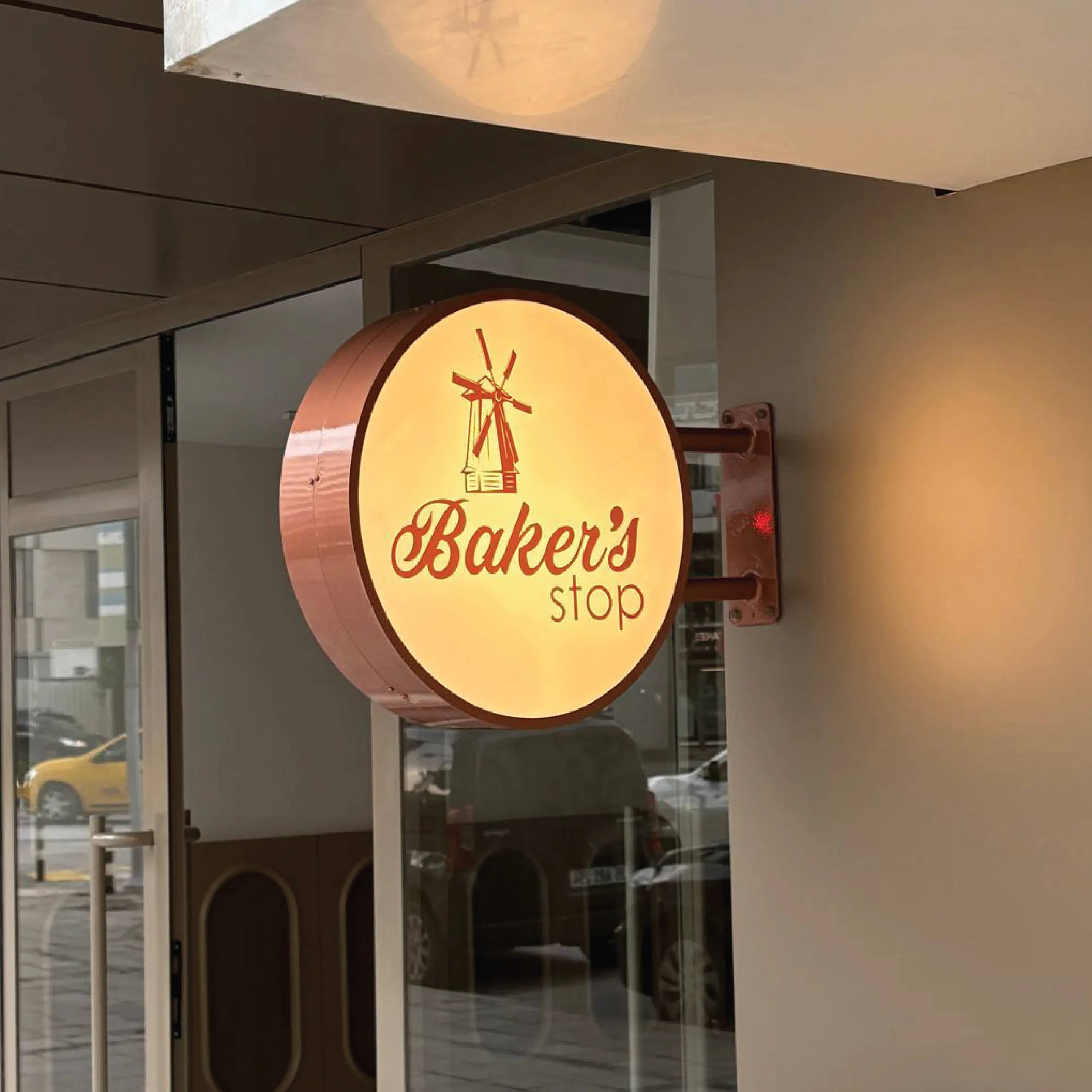 Bakers Cafe — Fassadenwerbung + Leuchtturmschild