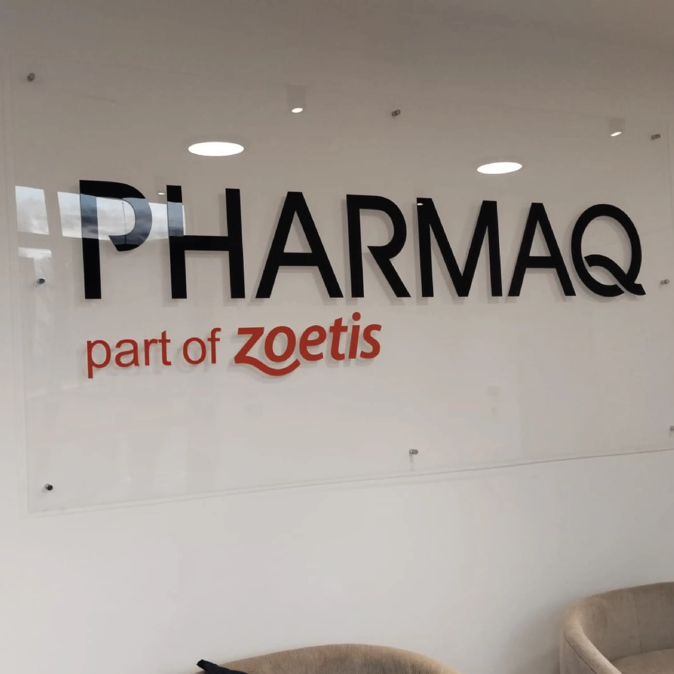 Pharmaq — CNC-Buchstabenschneiden