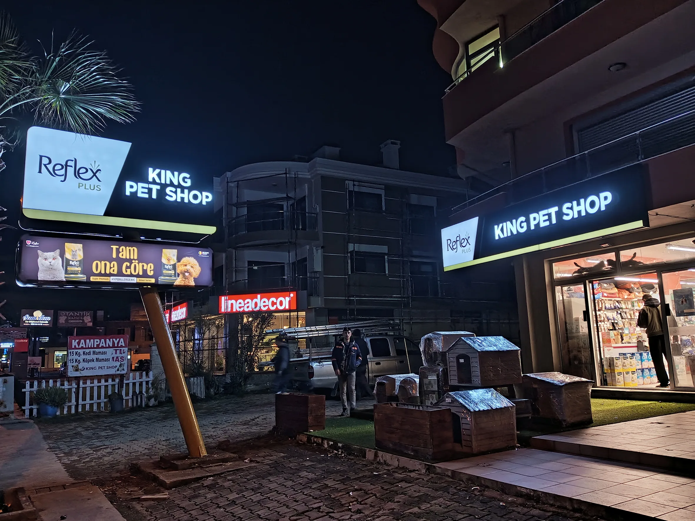 Reflex Plus — Ladenschild — Mayka Pet Shop