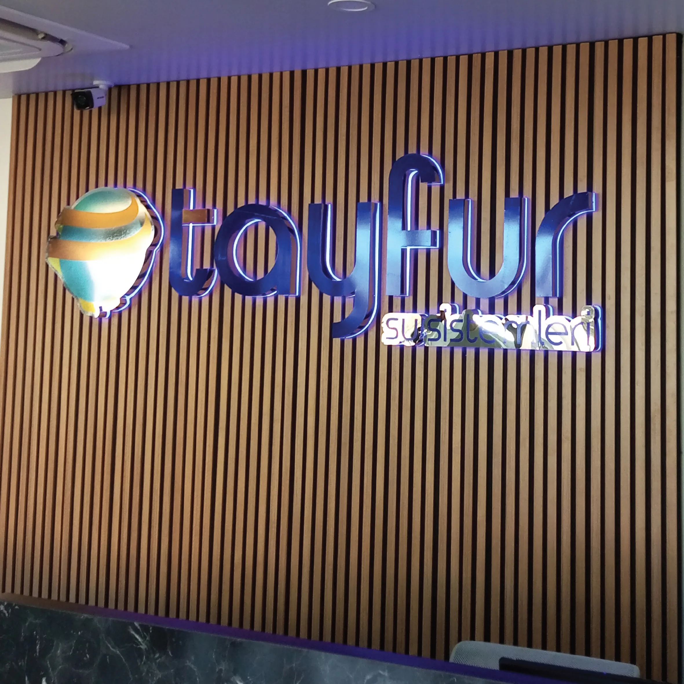 Tayfur — Beleuchtete Chrombuchstaben
